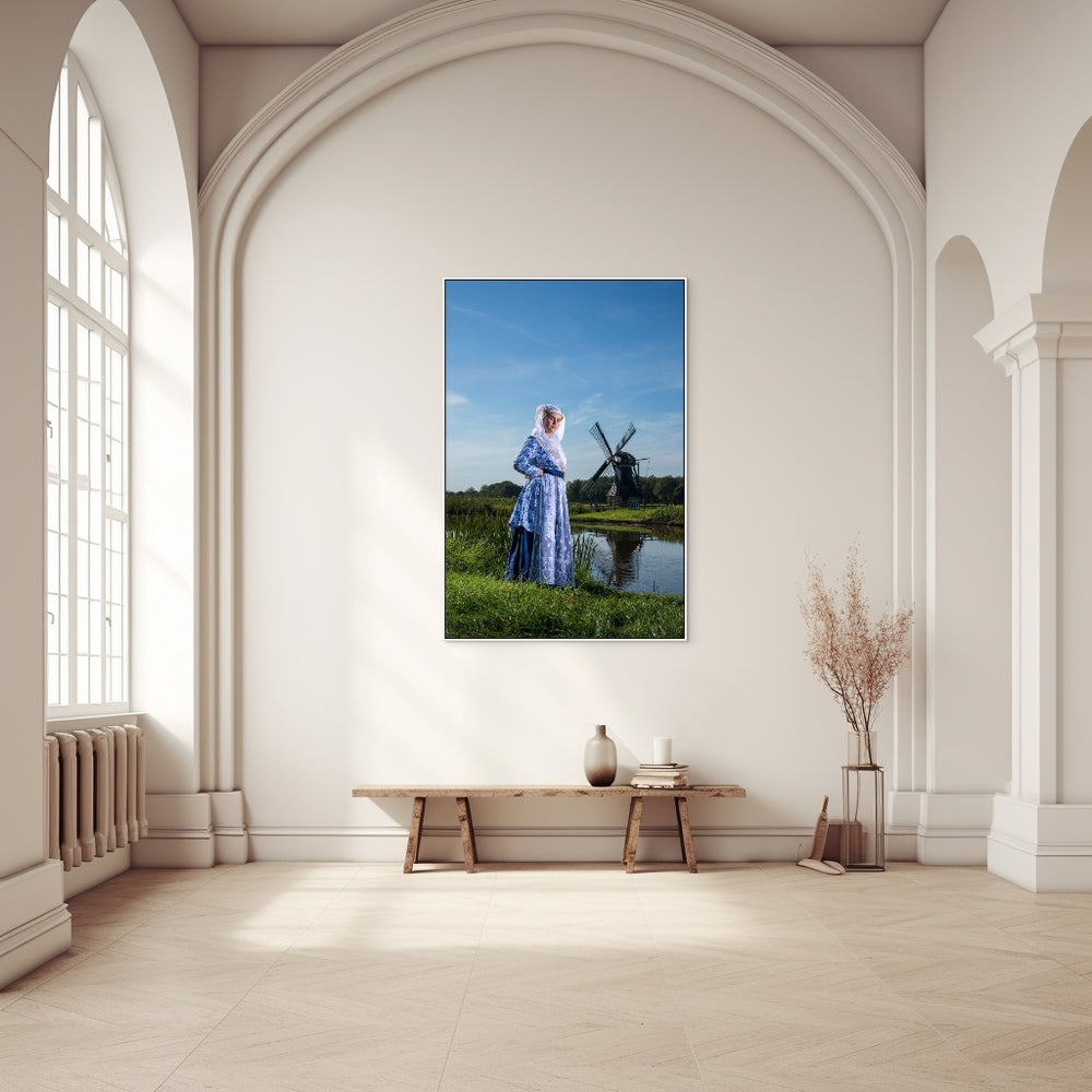 Linde in blauw-witte Friese dracht met een oude houten windmolen op de achtergrond. Muurdecoratie, wandkunst, fotografie, Rem van den Bosch 