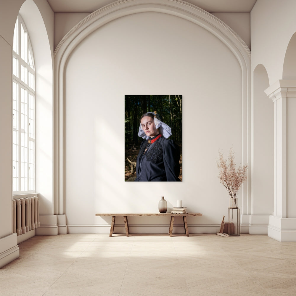 Portret van Linde in de dracht van Gooi- en Eemland met muts en sieraden. Fotografie Rem van den Bosch. Muurkunst 