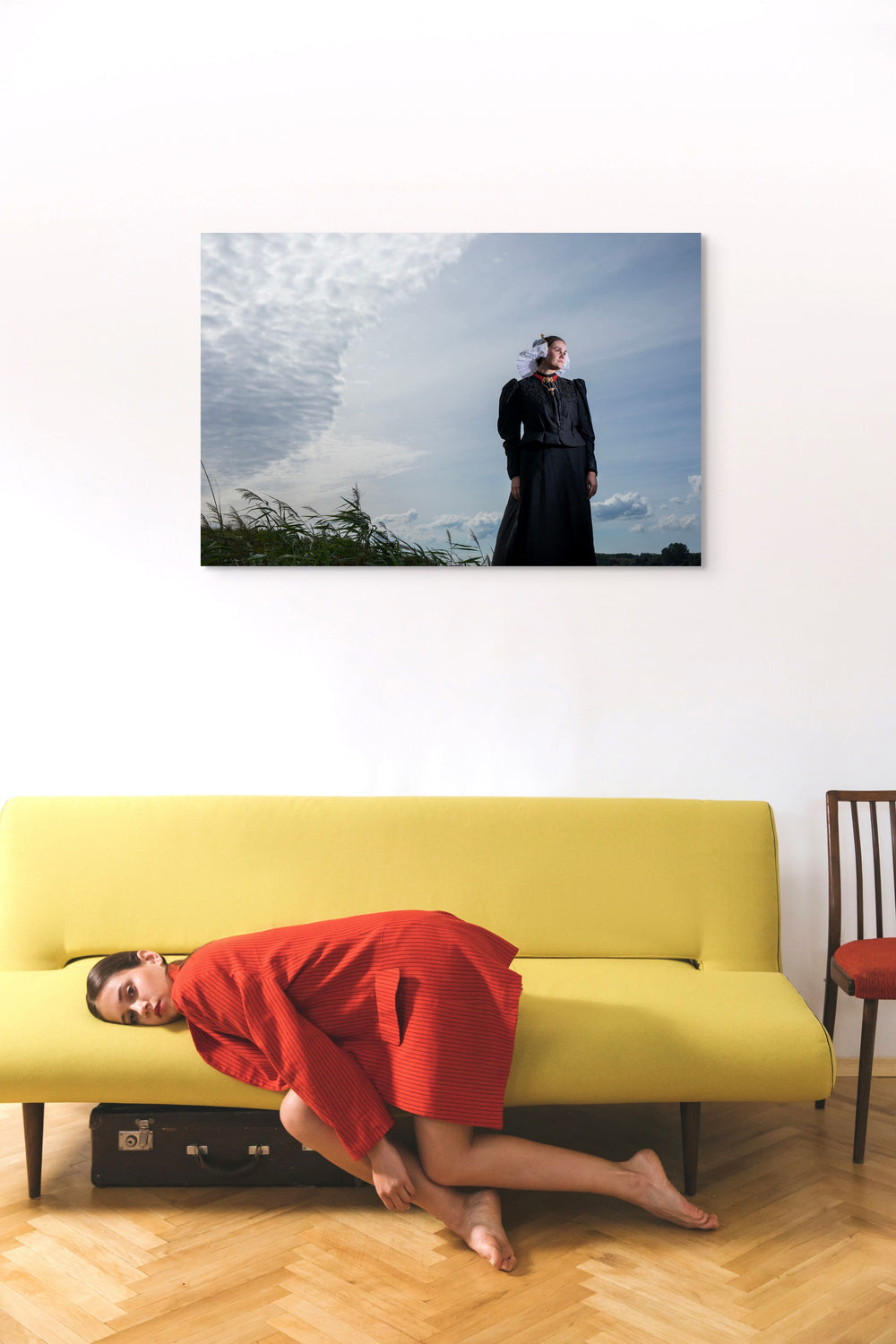 Liggend portret van Linde in traditionele dracht van Gooi- en Eemland. Fotografie Rem van den Bosch, muurdecor 