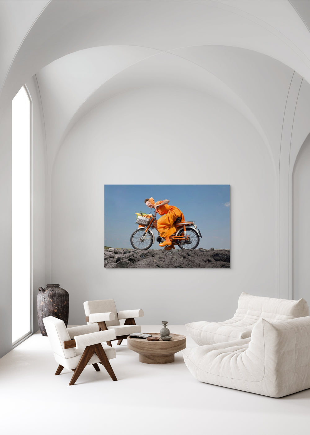 Liggend fotobeeld van Ruby in oranje Walcherse dracht op een brommer met een mand vol wortels op de dijk, muurdecoratie, Rem van den Bosch
