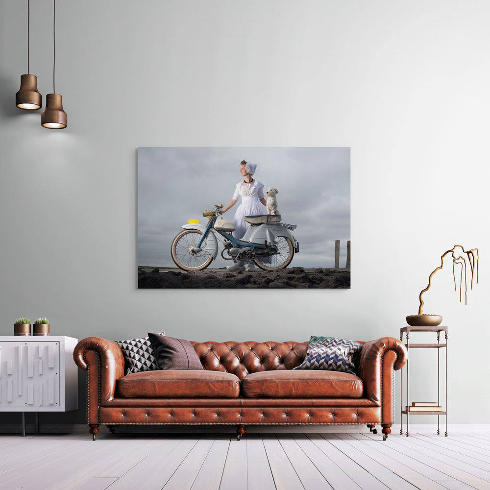Liggend fotobeeld van Yael in spierwitte moderne Walcherse dracht met brommer en wit hondje, Zeeuwse wandkunst, muurdecoratie van Rem van den Bosch 