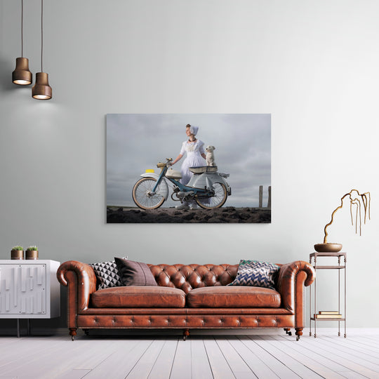 Liggend fotobeeld van Yael in spierwitte moderne Walcherse dracht met brommer en wit hondje, Zeeuwse wandkunst, muurdecoratie van Rem van den Bosch 