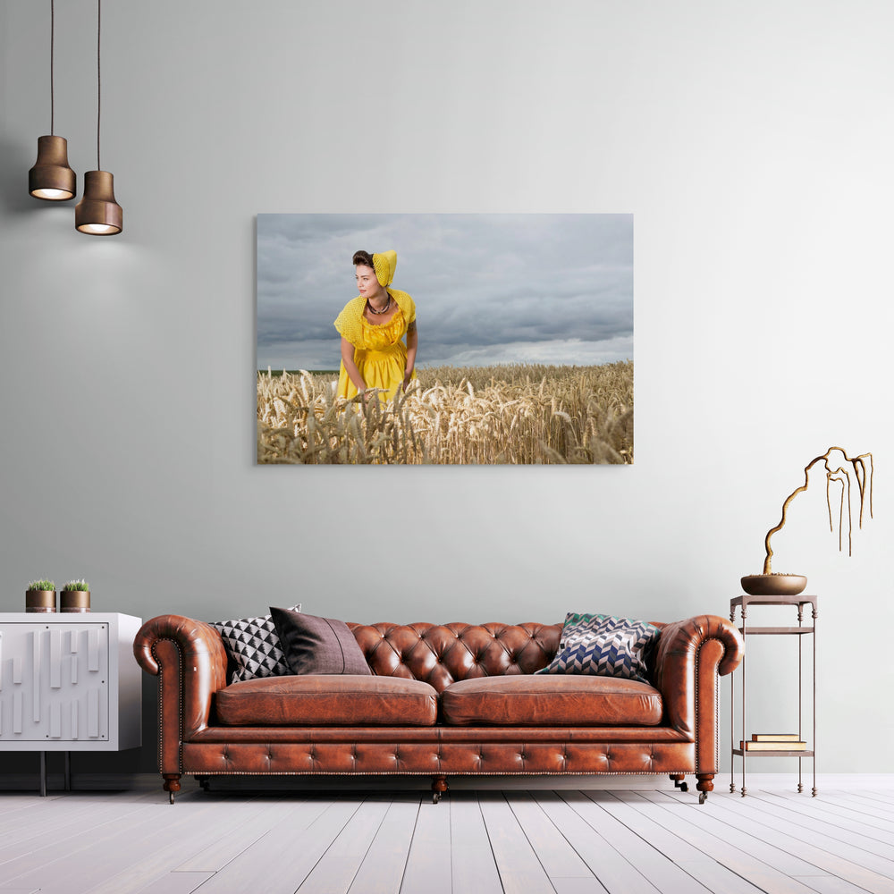 Wandkunst, Daisy in een gele moderne Walcherse dracht in een veld vol tarwe. Rem van den Bosch fotografie 