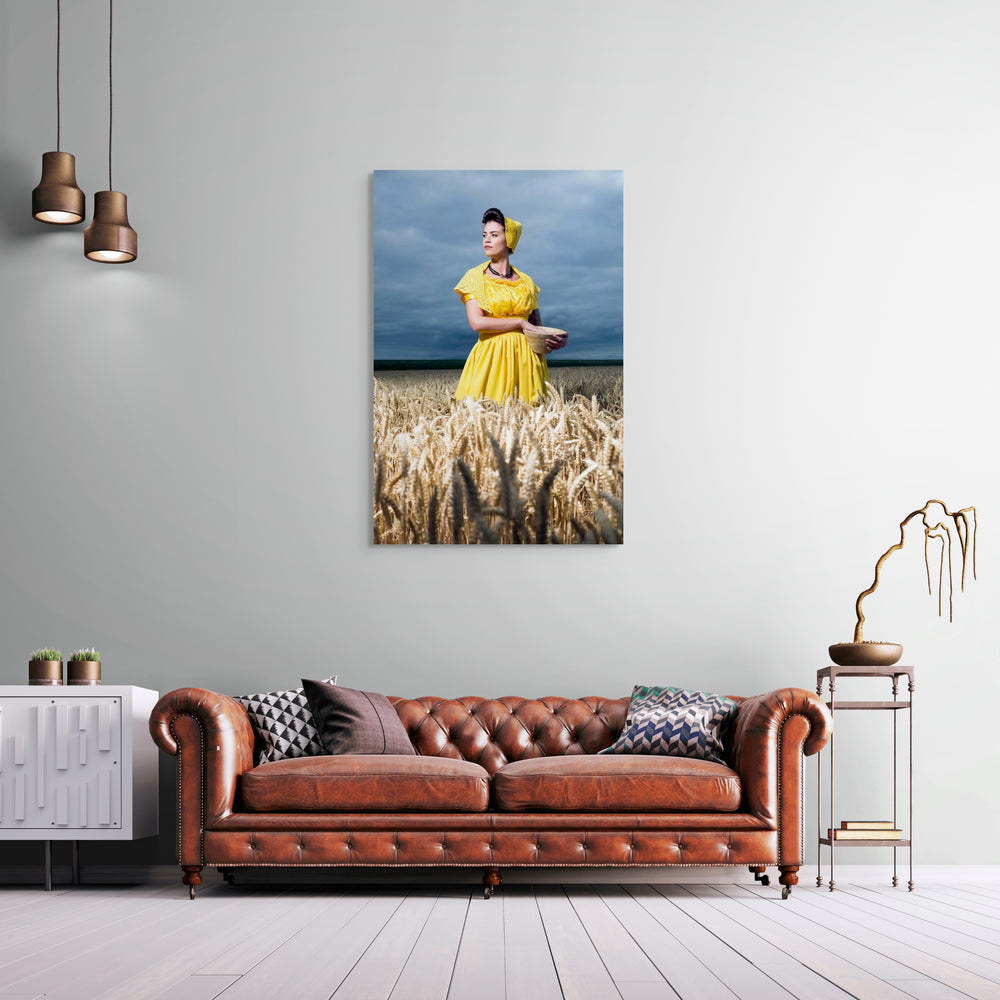 Staand portret van Daisy in moderne gele Walcherse dracht in een veld vol rijpe tarwe , Zeeuwse wandkunst, muurdecoratie, Rem van den Bosch 