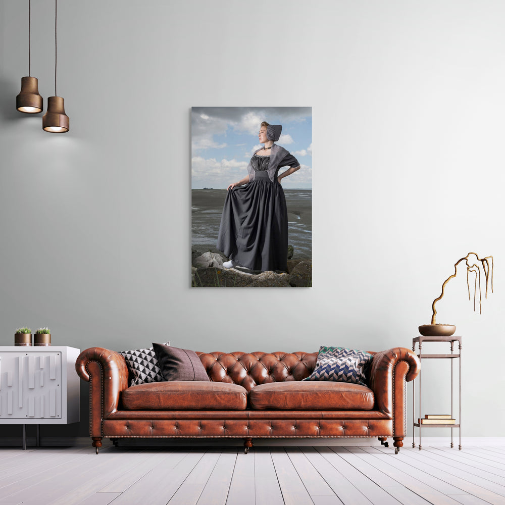 muurdecoratie, wandkunst, Rebecca aan zee in moderne grijze dracht. Fotografie Rem van den Bosch 