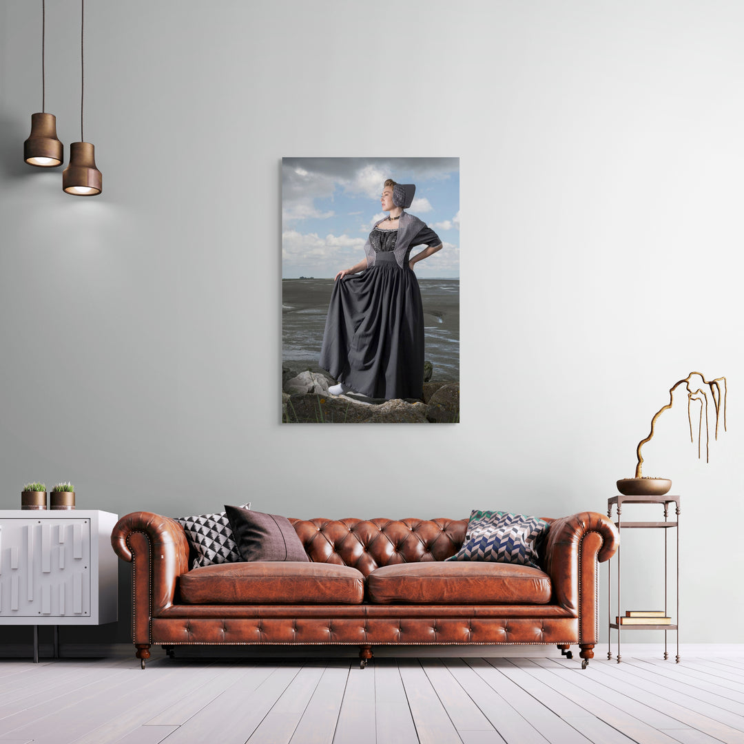 muurdecoratie, wandkunst, Rebecca aan zee in moderne grijze dracht. Fotografie Rem van den Bosch 