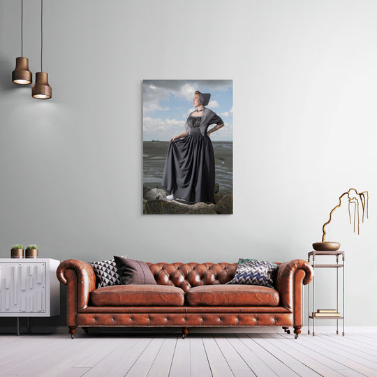 muurdecoratie, wandkunst, Rebecca aan zee in moderne grijze dracht. Fotografie Rem van den Bosch 