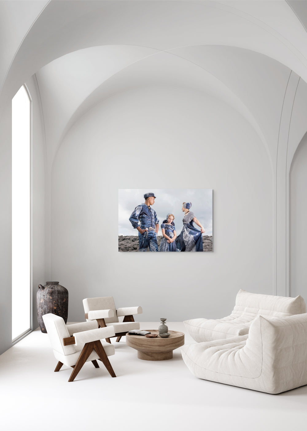 Zeeuws familieportret in moderne Walcherse basaltblokken dracht op de dijk met man, vrouw en meisje, muurkunst, wandkunst, fotografie Rem van den Bosch 