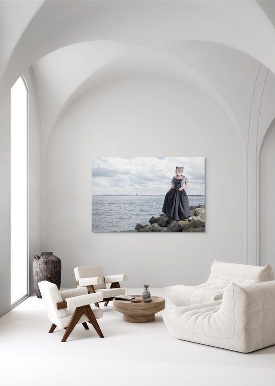 muurdecoratie Rem van Den Bosch, liggend beeld Rebecca in de grijze dracht