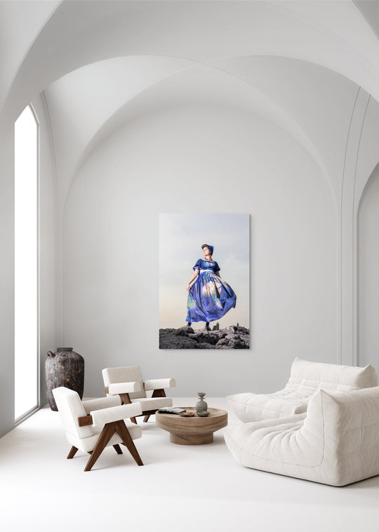 Esmee in moderne Walcherse werelddracht, staand op de dijk. muurdecoratie, wandkunst, fotografie Rem van den Bosch