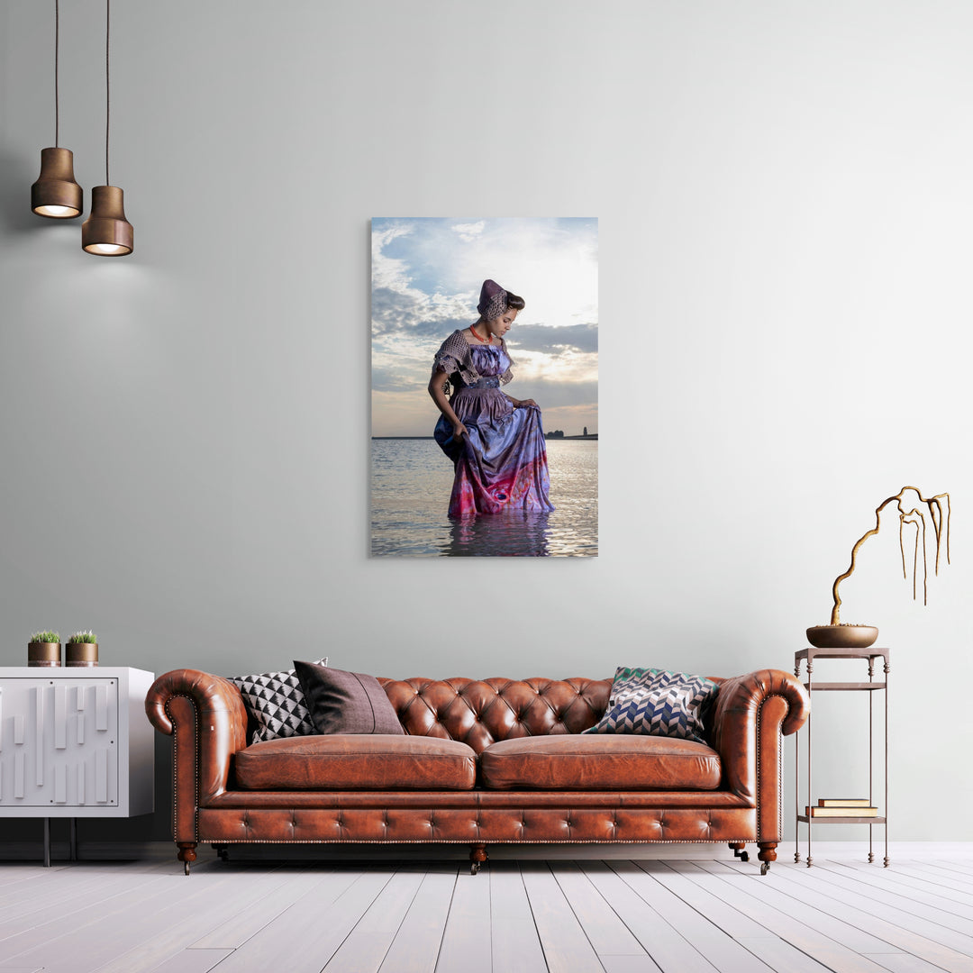 muurdecoratie, Narena in moderne Walcherse vissendracht staand in zee – Zeeuwse wandkunst