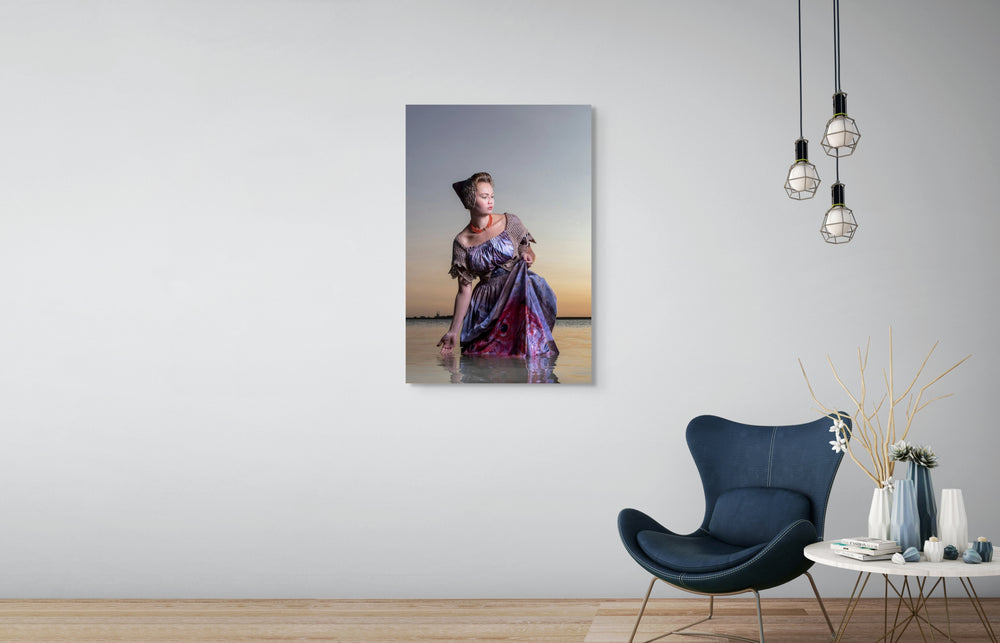muurdecoratie Lois in moderne Walcherse vissendracht staand in zee , Rem van den Bosch