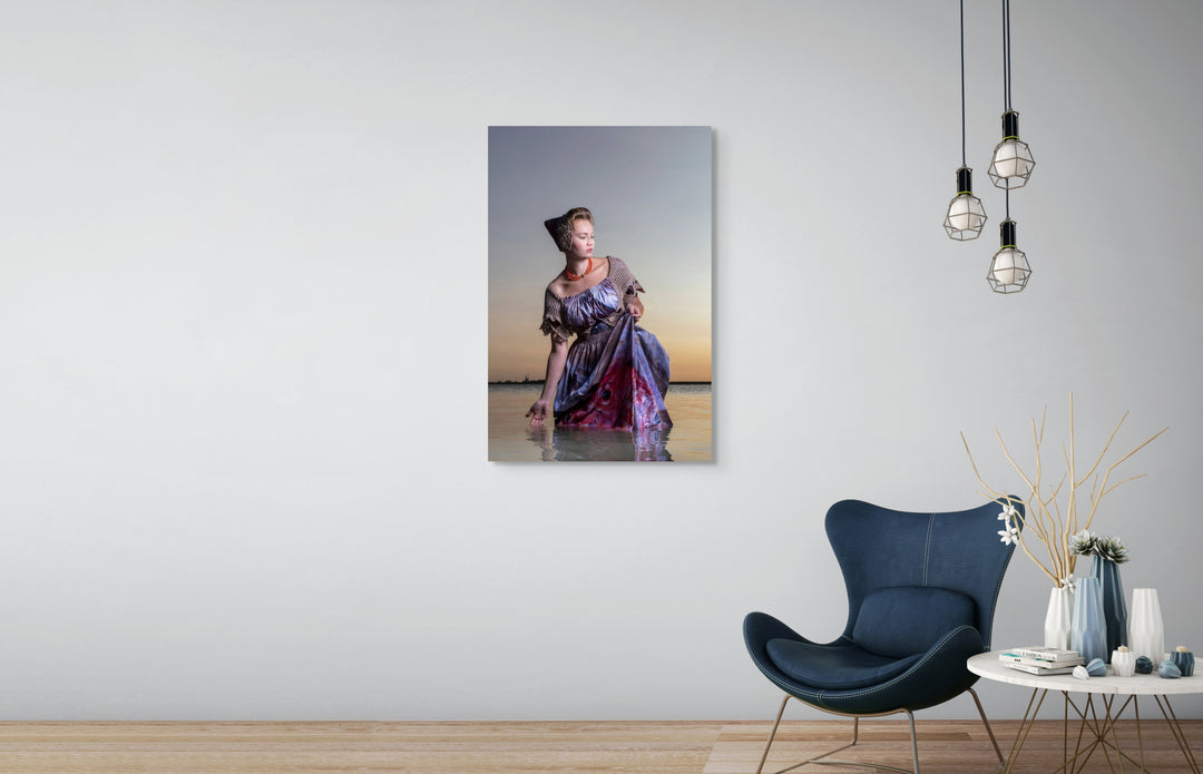 muurdecoratie Lois in moderne Walcherse vissendracht staand in zee , Rem van den Bosch