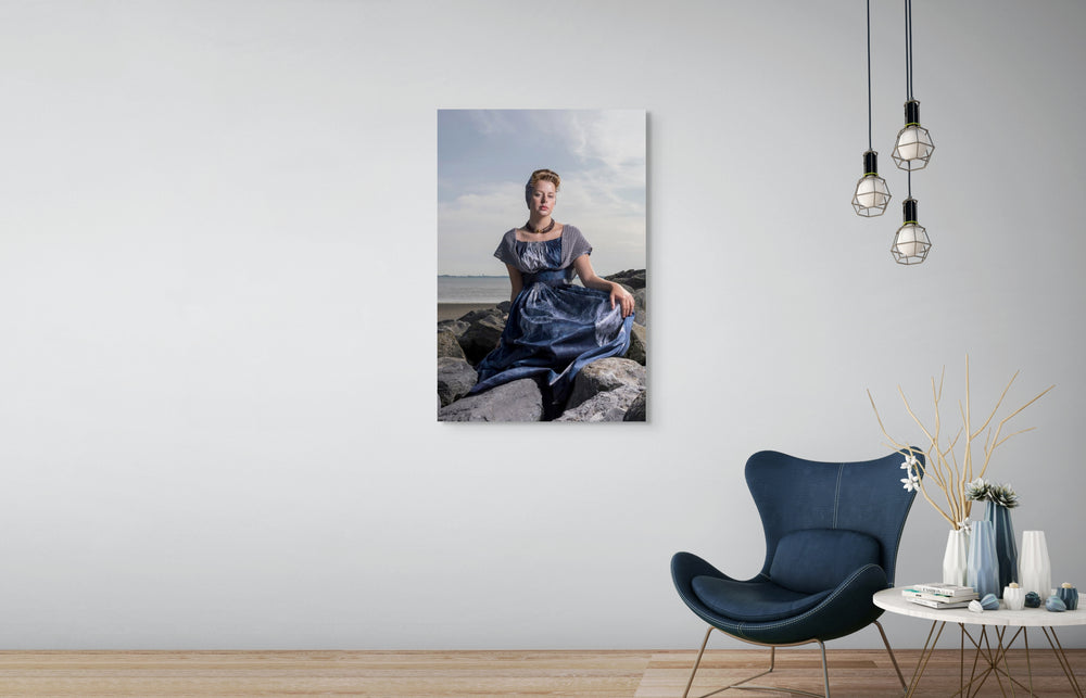Portret van Joëlla in moderne Walcherse basaltblokken dracht op de dijk. muurdecoratie, wandkunst, fotografie Rem van den Bosch 