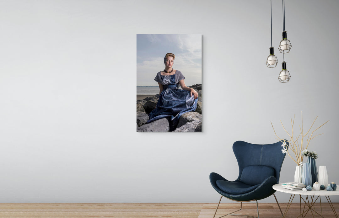 Portret van Joëlla in moderne Walcherse basaltblokken dracht op de dijk. muurdecoratie, wandkunst, fotografie Rem van den Bosch 