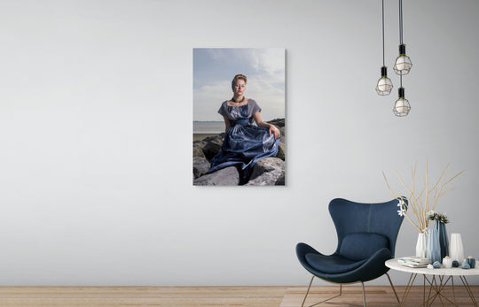 Portret van Joëlla in moderne Walcherse basaltblokken dracht op de dijk. muurdecoratie, wandkunst, fotografie Rem van den Bosch 