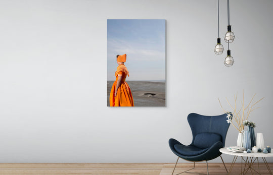 Muurdecoratie, Rem van Den Bosch, fotografie, Ruby in moderne oranje Walcherse dracht in de slikken aan zee – Zeeuwse wandkunst