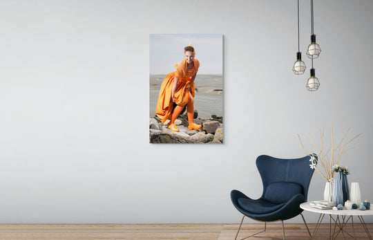muurdecoratie, Ruby in oranje Walcherse dracht op de dijk, fotografie Rem van den Bosch 