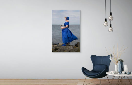 Wahine in moderne Walcherse dracht op rotsen aan zee met een emmer vis, Zeeuwse muurdecoratie