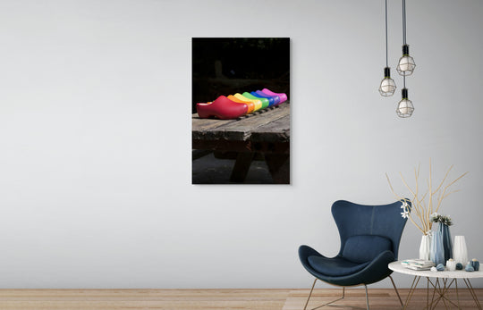 Staand fotobeeld van zeven gekleurde klompen in regenboogkleuren , Zeeuws Meisje muurdecoratie 