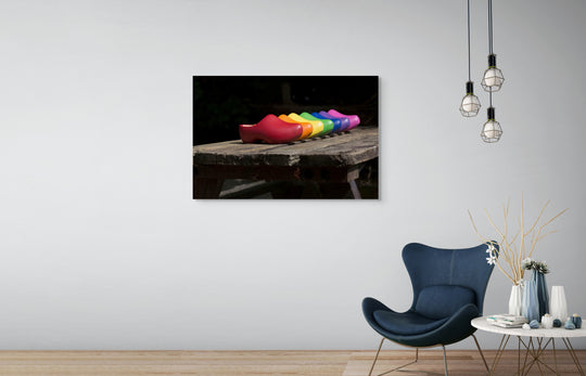 Liggend fotobeeld van zeven gekleurde klompen in alle kleuren van de regenboog, Zeeuws Meisje muurdecoratie