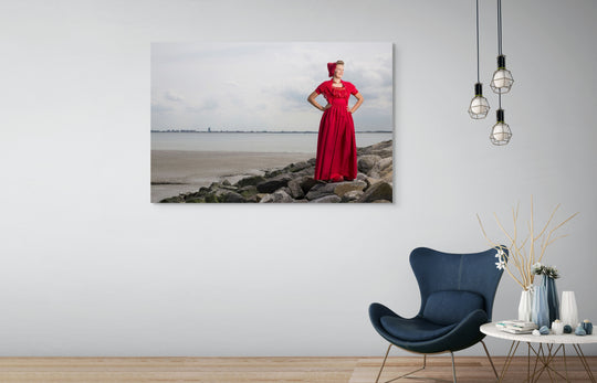 Liggend fotobeeld van Phoebe in moderne rode Walcherse dracht. muurdecoratie, wandkunst, fotografie Rem van den Bosch 