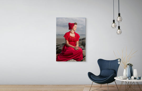 Phoebe in moderne rode Walcherse dracht zittend op de Zeeuwse dijk, ingetogen Zeeuwse wandkunst en muurdecoratie Rem van Den Bosch 
