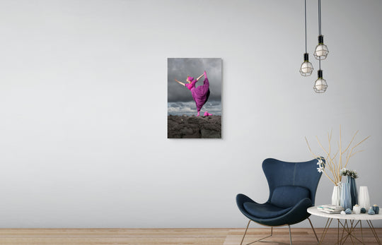 Yael in moderne roze Walcherse dracht in balletpose op de Zeeuwse dijk, fotografie rem van den Bosch, muurdecoratie, wall art 