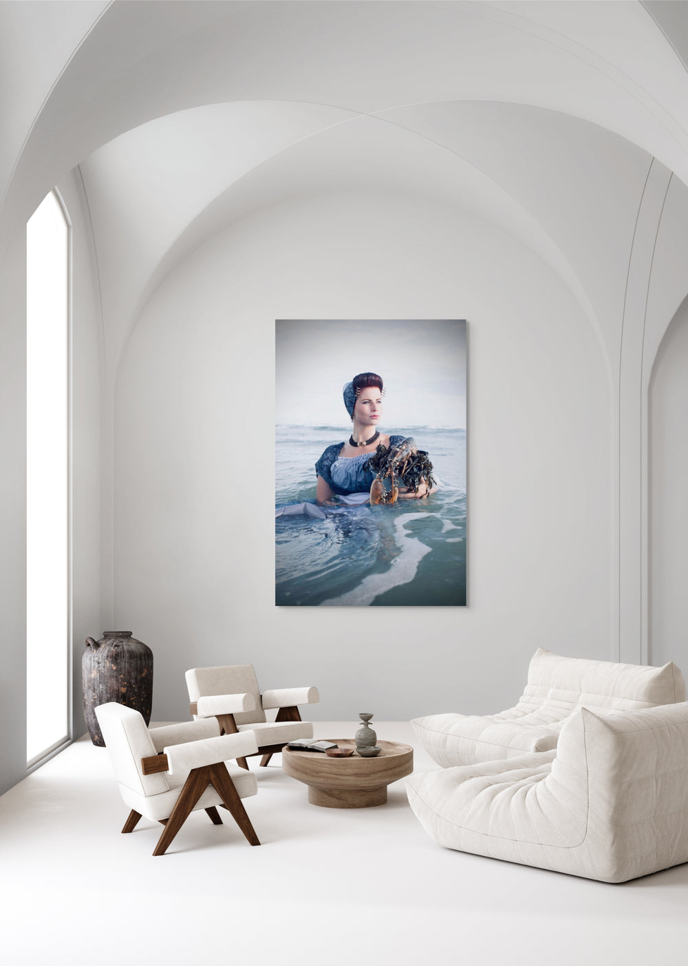 Staand fotobeeld van Eline in moderne blauwe Walcherse dracht met kreeft in het water, muurdecoratie, Rem van den Bosch