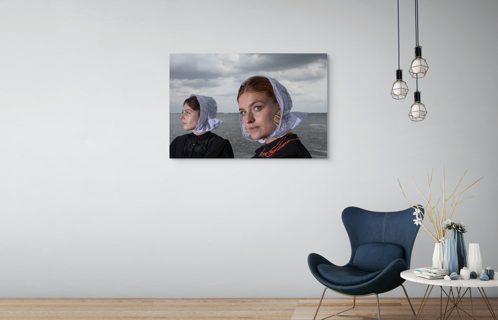 Liggend portret van Charlotte en Janis in Cadzandse dracht aan zee, kunstfotografie door Rem van den Bosch, muurdecoratie, fotografie 