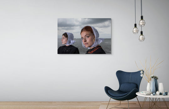 Liggend portret van Charlotte en Janis in Cadzandse dracht aan zee, kunstfotografie door Rem van den Bosch, muurdecoratie, fotografie 