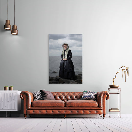 Staand portret van Charlotte in zondagse dracht met zee,  kunstfotografie door Rem van den Bosch, muurdecoratie 