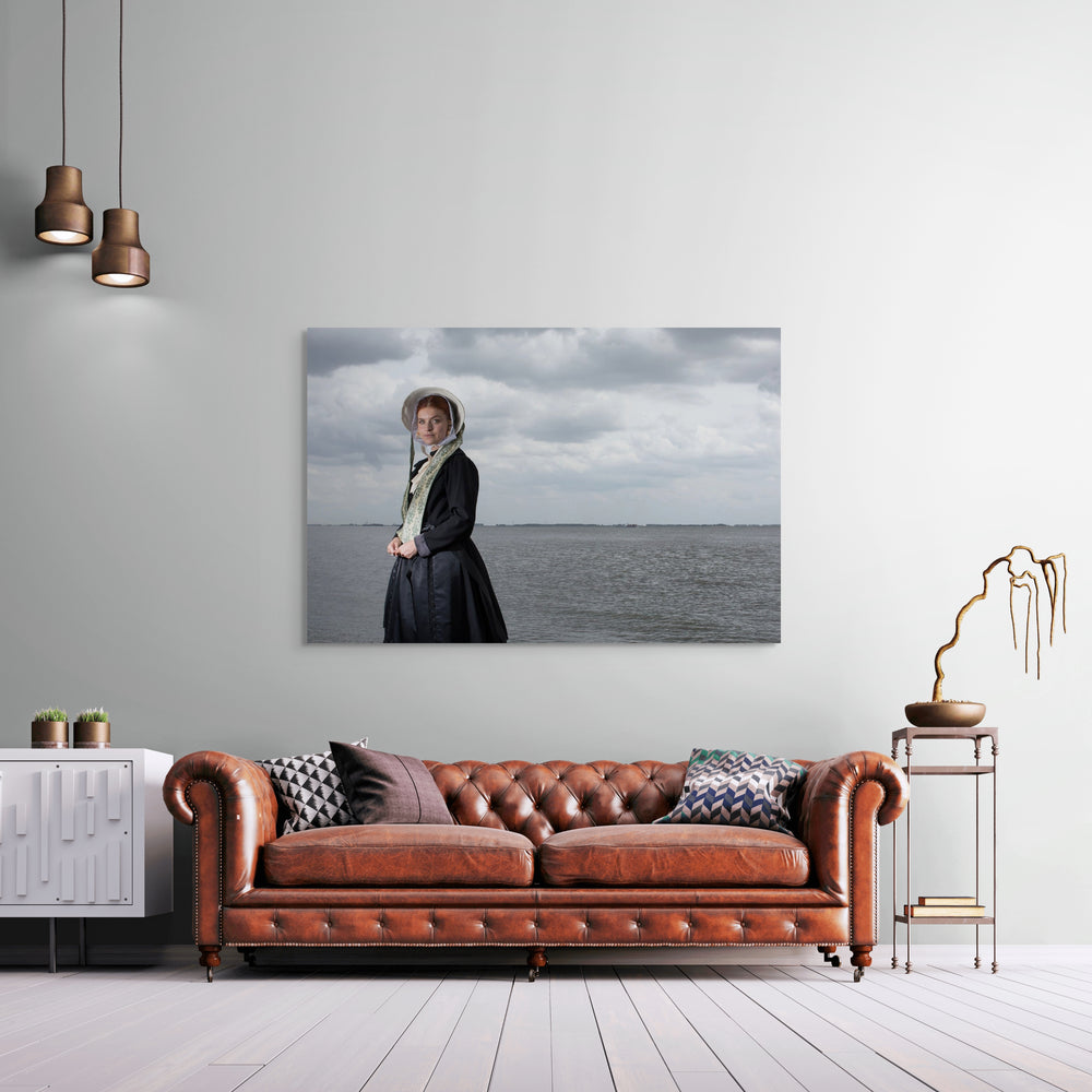 Liggend portret van Charlotte in zondagse dracht met zee, kunstfotografie door Rem van den Bosch, muurdecor , wall art 
