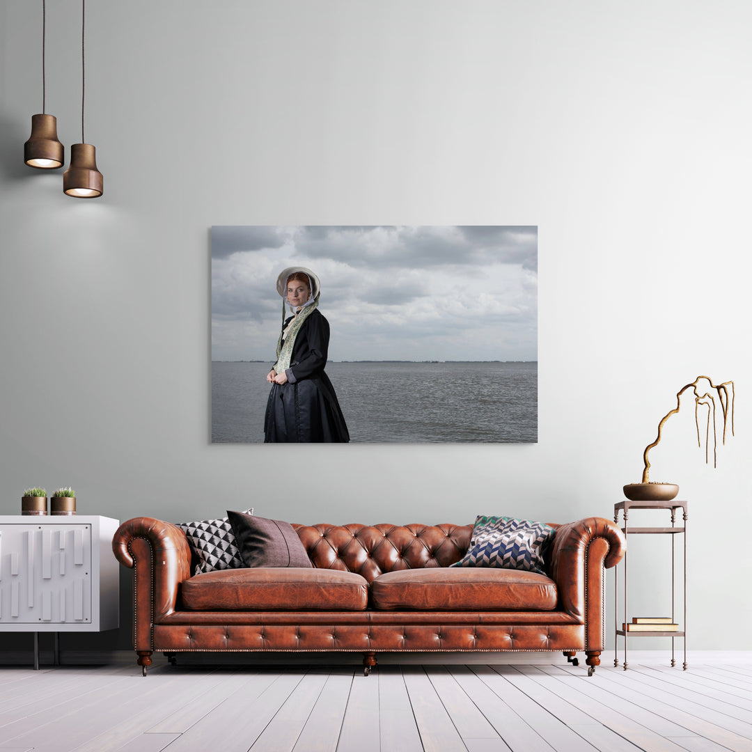 Liggend portret van Charlotte in zondagse dracht met zee, kunstfotografie door Rem van den Bosch, muurdecor , wall art 