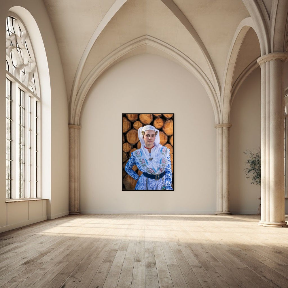 muurdecoratie, muurdecor, wandkunst, Rem van Den Bosch. Linde in Friese dracht voor vers gekapt hout.