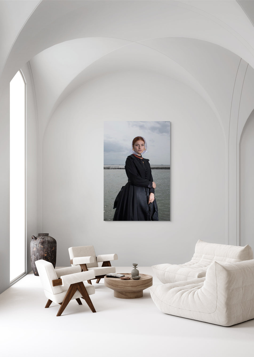 Staand portret van Charlotte bij de haven in Cadzandse dracht , kunstfotografie door Rem van den Bosch, wall art, muurdecor 