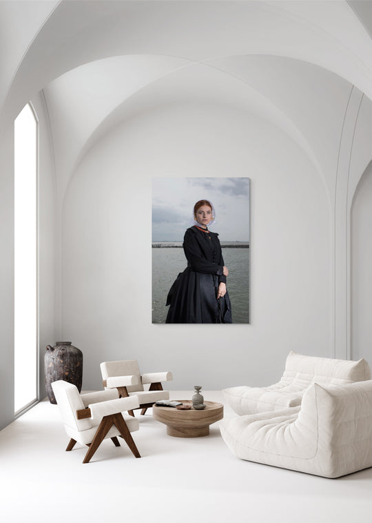 Staand portret van Charlotte bij de haven in Cadzandse dracht , kunstfotografie door Rem van den Bosch, wall art, muurdecor 