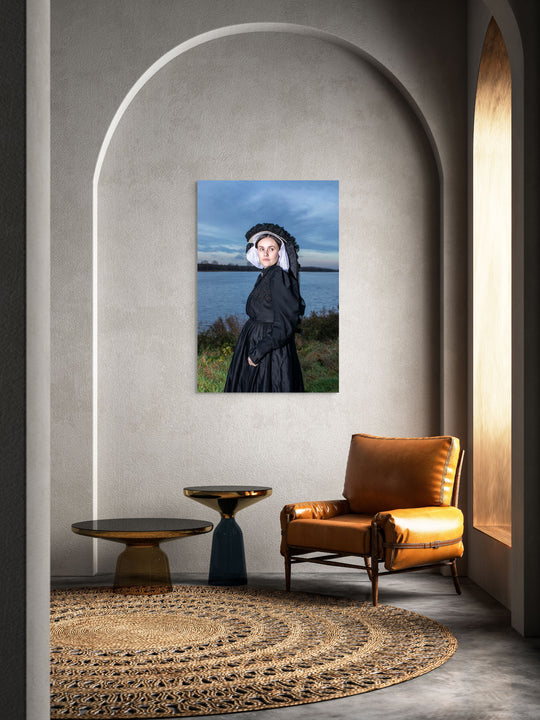 Staand portret van Linde aan het water met een schuin afgewende blik, dracht van Limburg, muurdecoratie, wandkunst, Rem van den Bosch 
