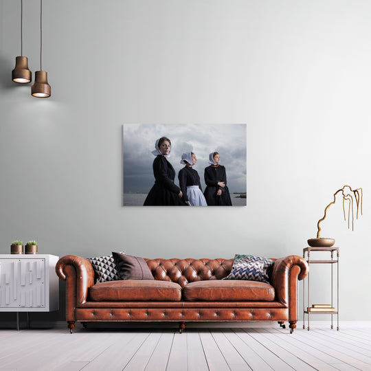 Liggend groepsportret van Charlotte, Janis en Ilyana in Cadzandse dracht aan zee, kunstfotografie door Rem van den Bosch, muurdecoratie, fotografie 