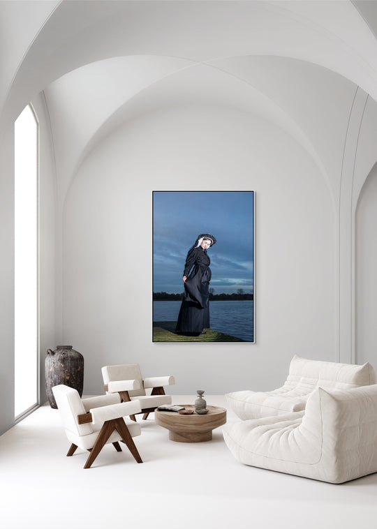 Linde in traditionele Limburgse dracht op een houten steiger aan het water, muurdecoratie, wandkunst, Rem van den Bosch 