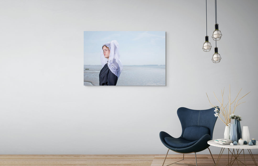 muurdecoratie liggend beeld Anouk in dracht van schouwen Rem van den Bosch 