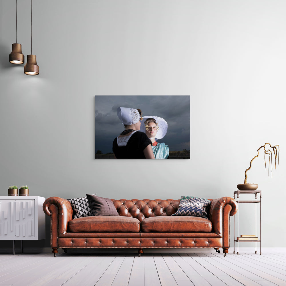muurdecoratie Kyra en Merit in Zeeuwse dracht liggend beeld Rem van Den Bosch 