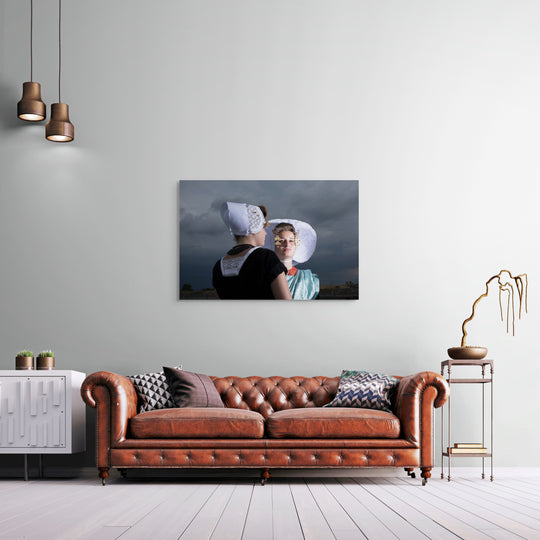 muurdecoratie Kyra en Merit in Zeeuwse dracht liggend beeld Rem van Den Bosch 