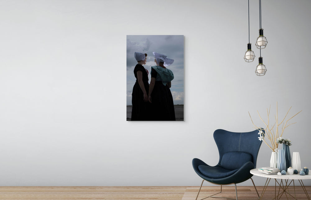 Achterkant kyra in Merit in dracht aan zee Rem van Den Bosch wall art 