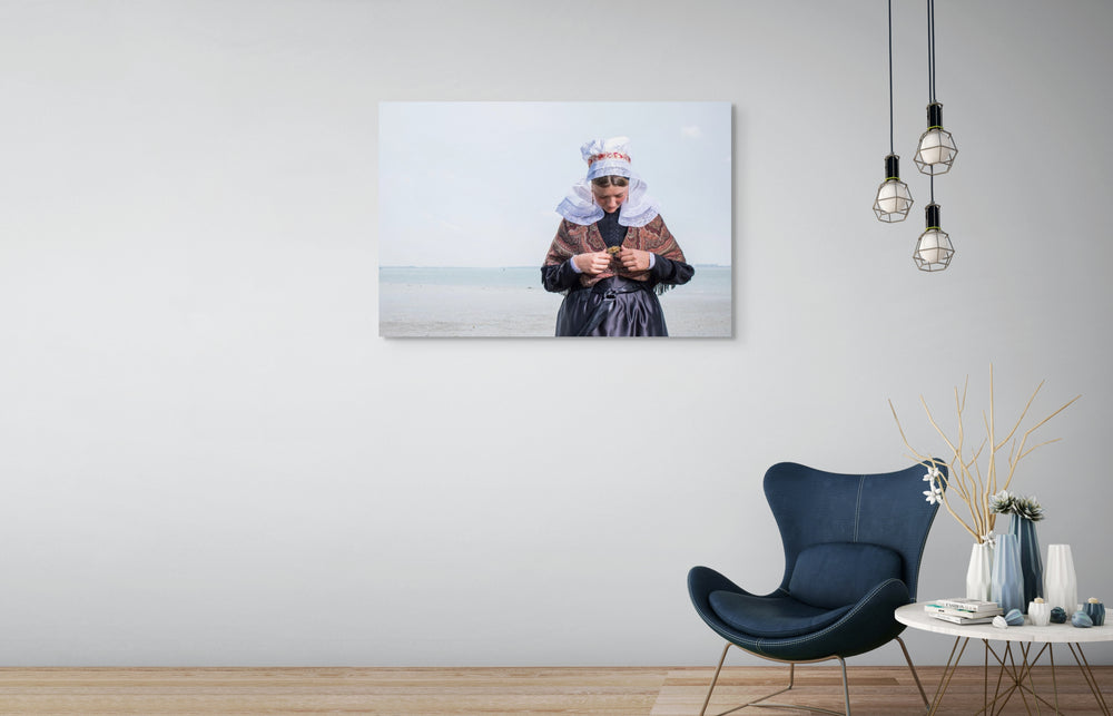 Muurdecoratie Hanna in Hulster dracht liggend beeld Rem van den Bosch 