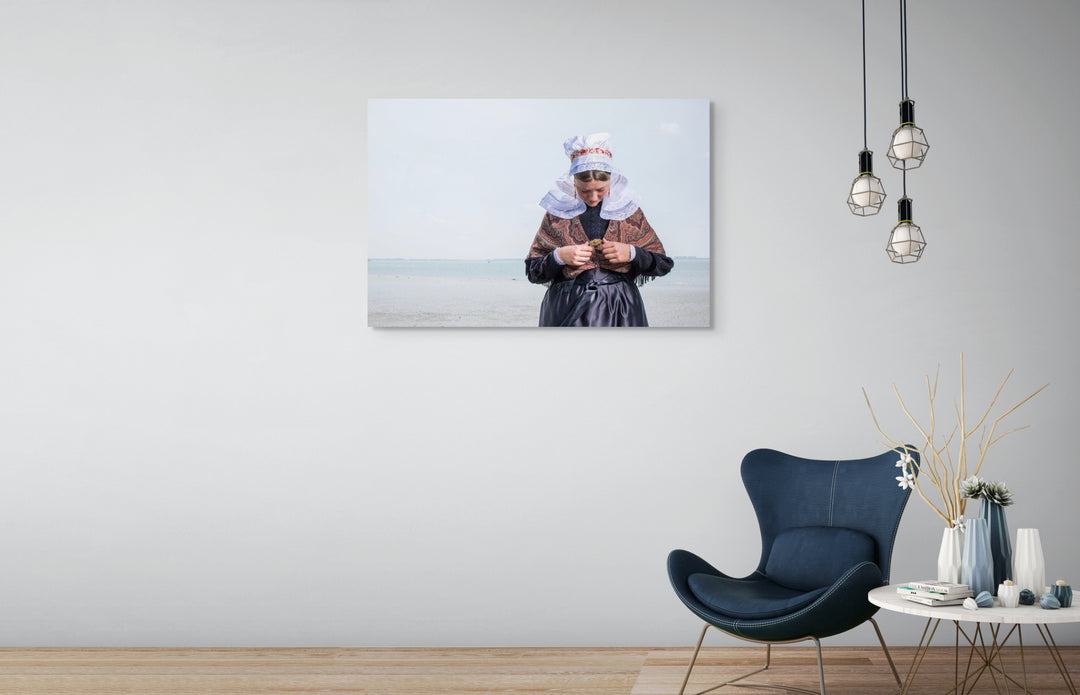 Muurdecoratie Hanna in Hulster dracht liggend beeld Rem van den Bosch 