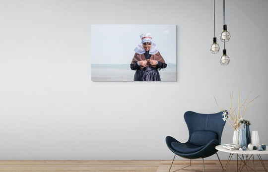 Muurdecoratie Hanna in Hulster dracht liggend beeld Rem van den Bosch 