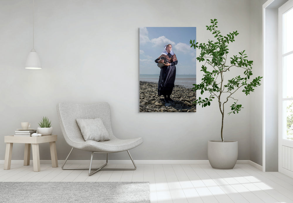 muurdecoratie Hanna in Hulster dracht met mosselen Rem van den Bosch 
