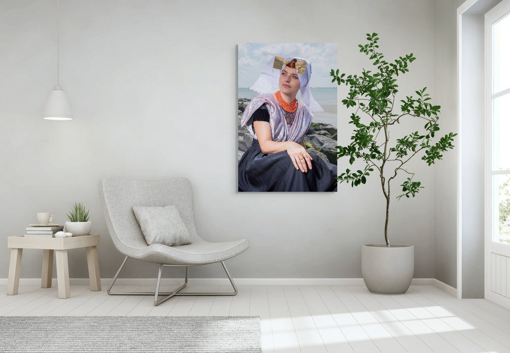 zittend op de dijk beeld van charlotte in Bevelandse dracht wall art 