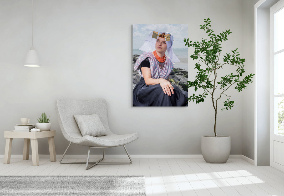 zittend op de dijk beeld van charlotte in Bevelandse dracht wall art 